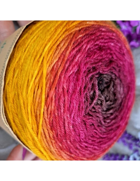 Bilum Loli | hand-dyed gradient yarn | merino yarn Bilum Loli | hand-dyed gradient yarn | merino yarn