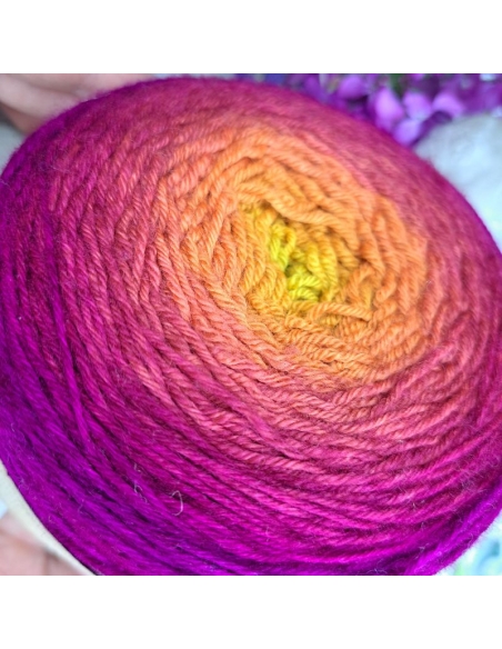 Bilum Loli | hand-dyed gradient yarn | merino yarn Bilum Loli | hand-dyed gradient yarn | merino yarn