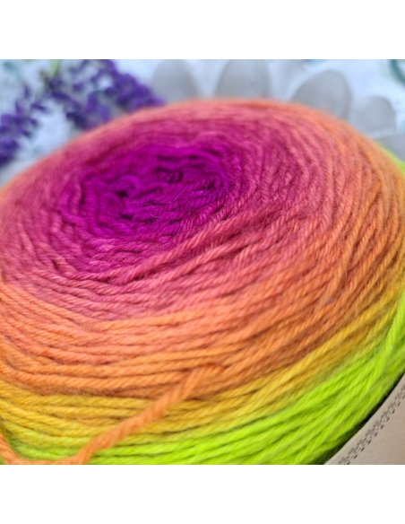 Bilum Loli | hand-dyed gradient yarn | merino yarn Bilum Loli | hand-dyed gradient yarn | merino yarn