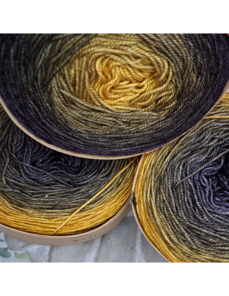 Bilum Bataplai| hand-dyed gradient yarn | silk merino cashmere yarn Bilum Bataplai| hand-dyed gradient yarn | silk merino cashmere yarn