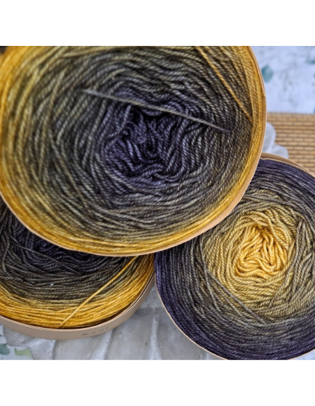 Bilum Bataplai| hand-dyed gradient yarn | silk merino cashmere yarn Bilum Bataplai| hand-dyed gradient yarn | silk merino cashmere yarn